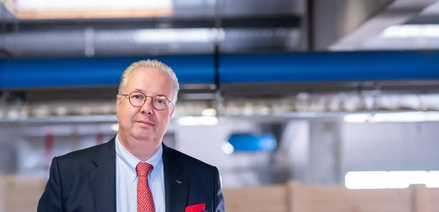 Geschäftsmann im Anzug in Industrielumgebung
