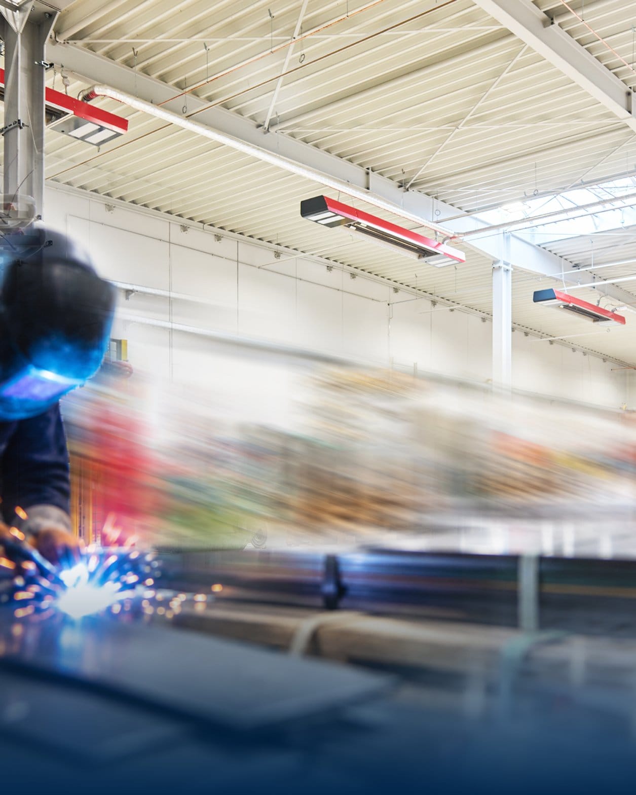 Schweißarbeiten in der Metallverarbeitungshalle bei Die Kanter & Schlosser in Trier, beheizt mit FUTURA Hybrid-Hallenheizung von KÜBLER