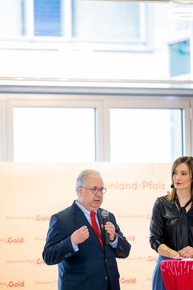 Mies puhuu tilaisuudessa Rheinland-Pfalzissa