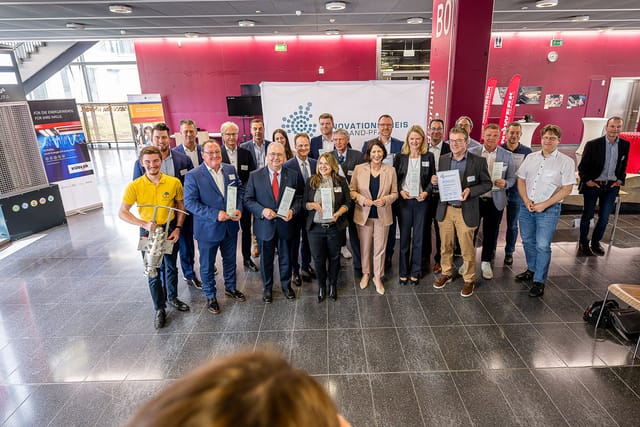 Ryhmäkuva Rheinland-Pfalzin innovaatiopalkinnon voittajista.