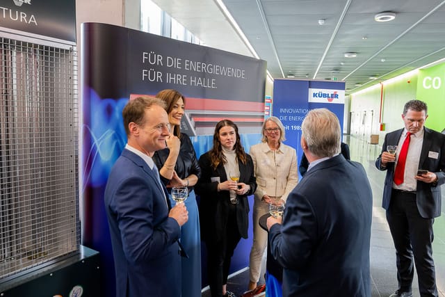 Ihmiset keskustelevat energiamessuilla