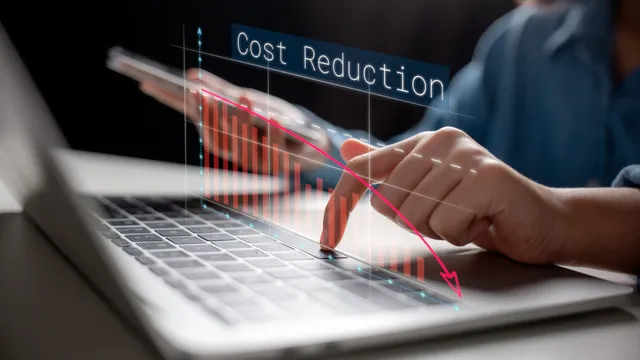 Laptop mit Diagramm zur Kostensenkung