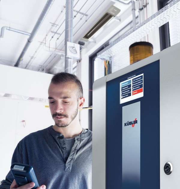 Mann, der ein modernes Heizungssteuerungssystem zur Maximierung der Energieeffizienz im Hallenheizungsbetrieb bedient