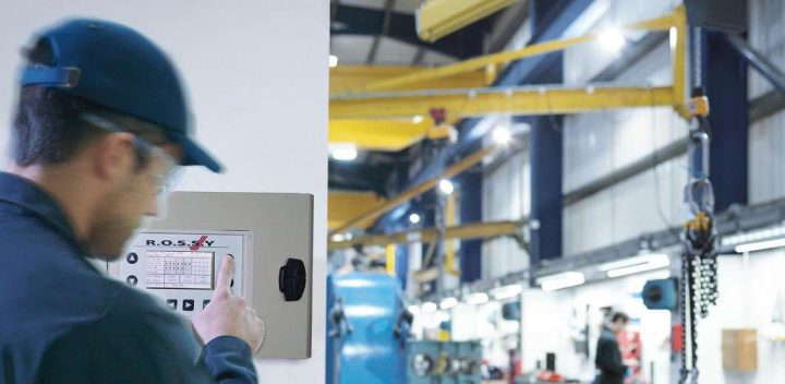 Ein Mann, der das Steuerungssystem "R.O.S.S.Y" der Firma KÜBLER GmbH zur Reglungsoptimierung von Hallenheizungssystemen, bedient