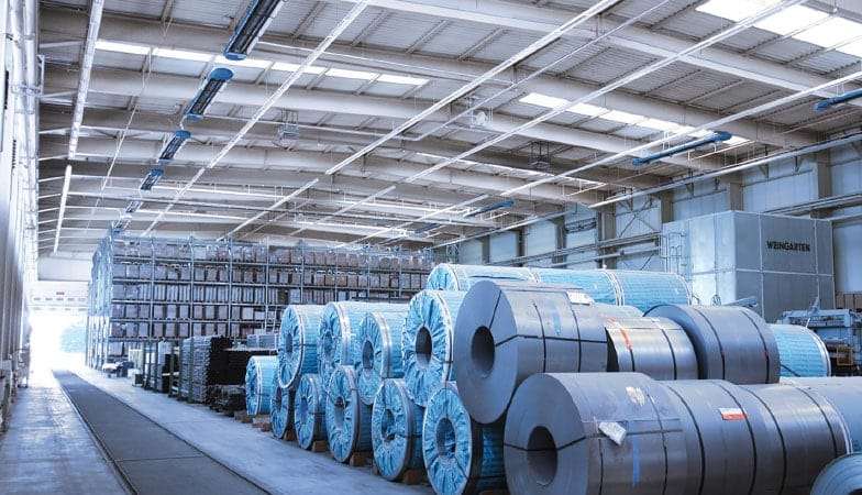 Eine große Lagerhalle mit geöffnetem Hallentor.