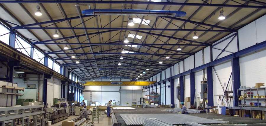 Weitwinkelaufnahme einer Industriehalle von innen