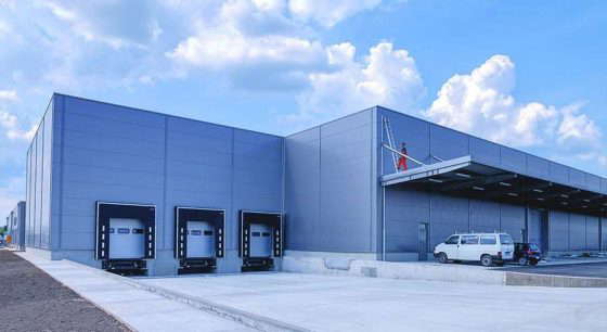 Moderne lager med lasteramper