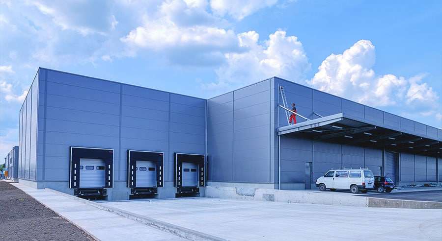 Modern raktár rakodórámpákkal