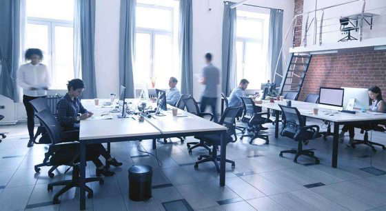 Люди работают в современном офисе.