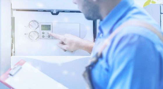 Teknikeren sjekker varmesystemet