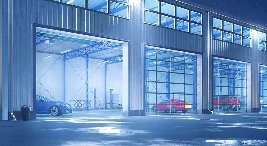 Bilverksted med nattbelysning.