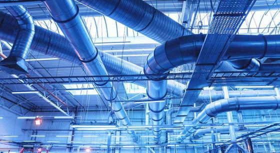 Промышленные вентиляционные каналы в здании завода.