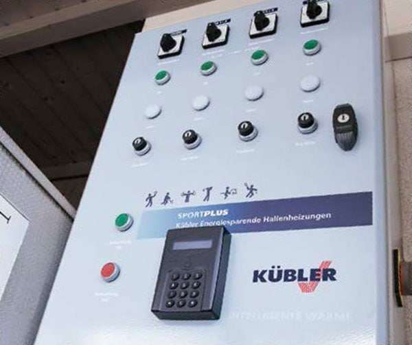 Kontrollsystemet for infrarøde varmeovner og belysning er spesialutviklet for GCMV. Det er enkelt å betjene og integrert i klubbens elektroniske faktureringssystem.