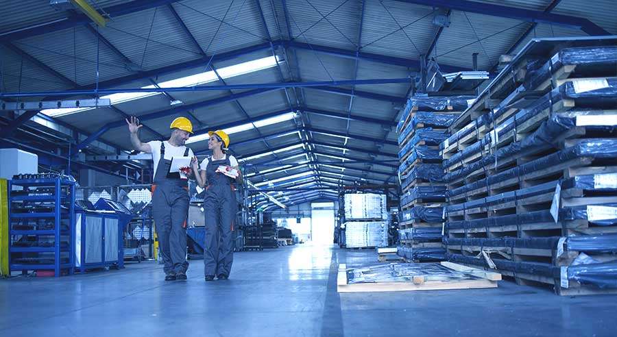 Arbeiter besprechen in Lagerhalle.