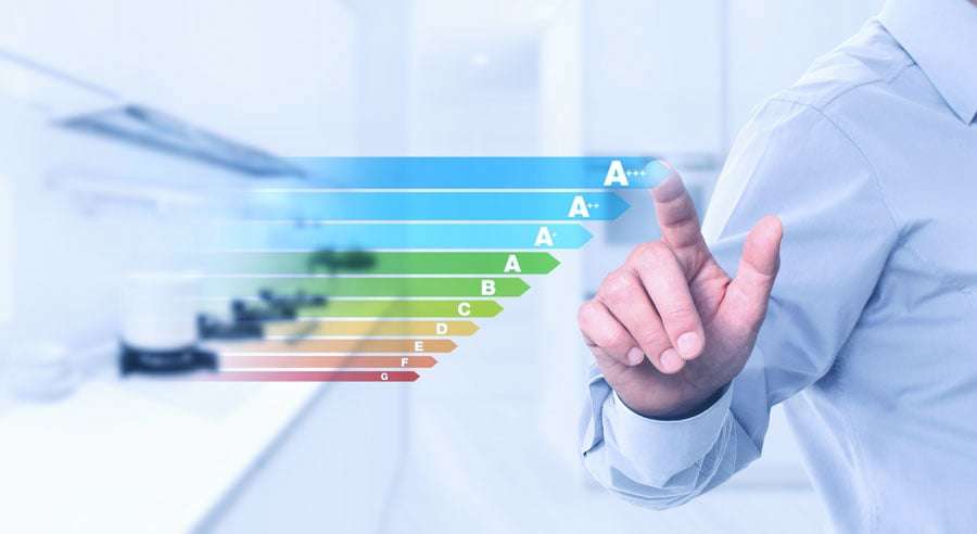 Henkilö koskettaa energiatehokkuusasteikkoa holografisesti