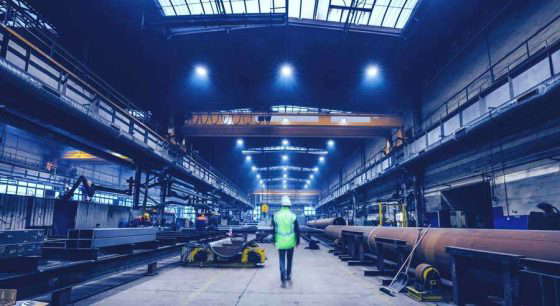 Person i en industriel produktionshal.