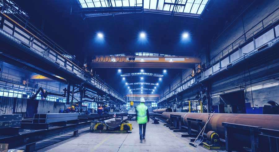 Person i en industriell produksjonshall.