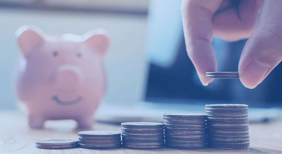 Экономия с помощью копилок и стопок монет