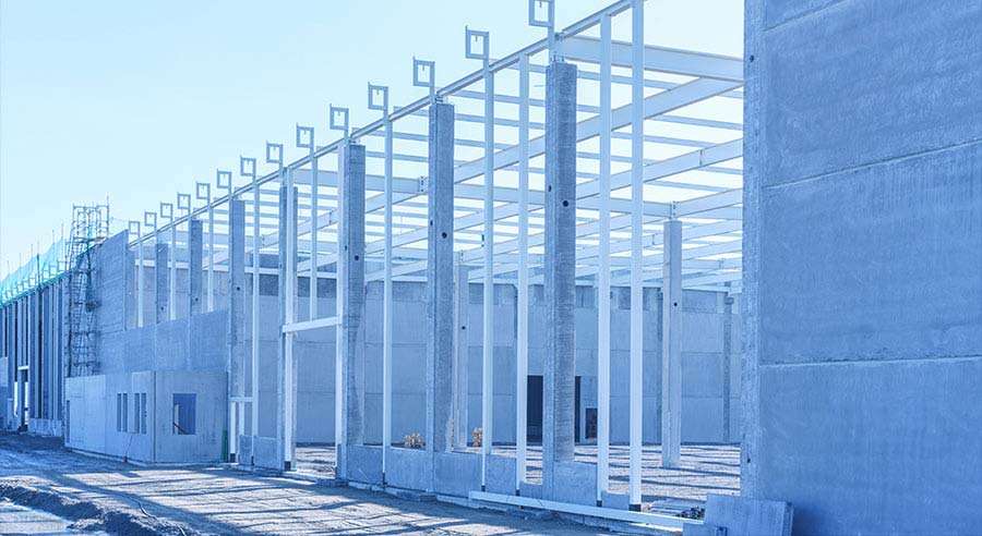 Rakenteilla olevan teollisuushallin betonirakenne.