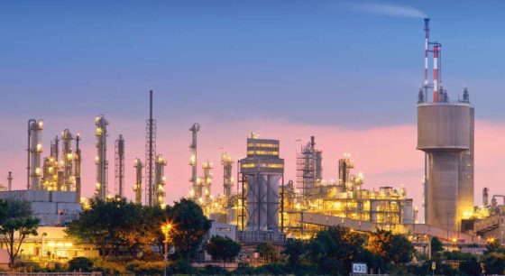 Industrieanlage bei Dämmerung beleuchtet