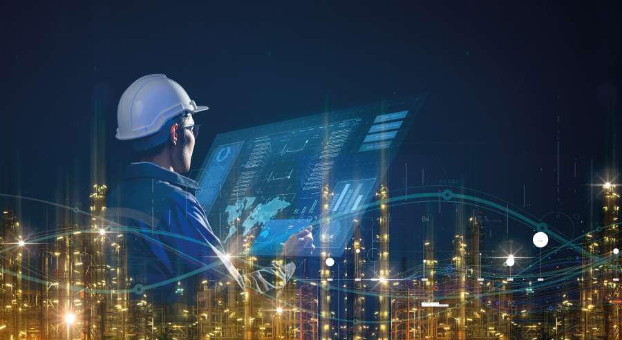 Ingenieur mit Tablet vor digitaler Infrastruktur-Schnittstelle.