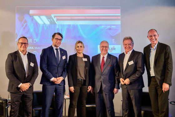 Team von Profis bei Geschäftsveranstaltung.