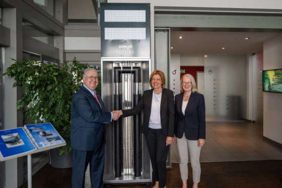 Thomas & Christine Kübler Malu Dreyerrel a FUTURA stand előtt