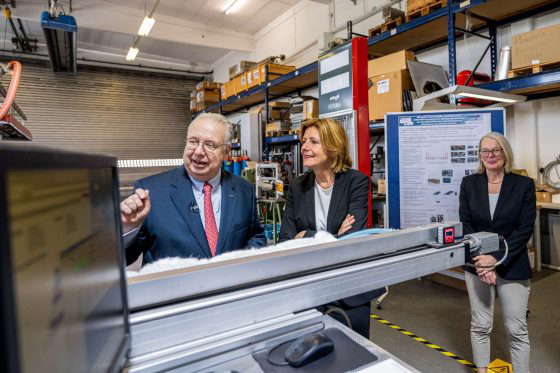 Thomas Kübler viser Malu Dreyer produktionen af KÜBLERs halvarmesystemer