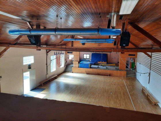Hallenheizung an Holzdecke von Sporthalle