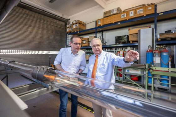 Kübler forklarer et strålerør til Stockmeier