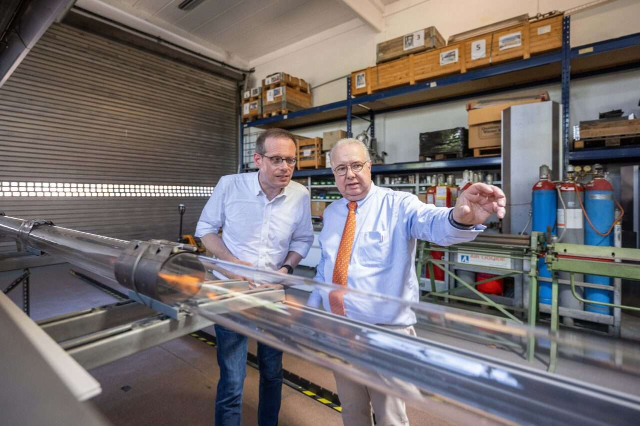 Kübler forklarer et strålerør til Stockmeier