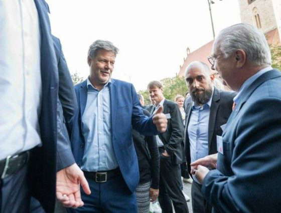 Tohtori Robert Habeck yhdessä Thomas Küblerin kanssa DENEFFin parlamentaarisessa illassa Berliinissä.