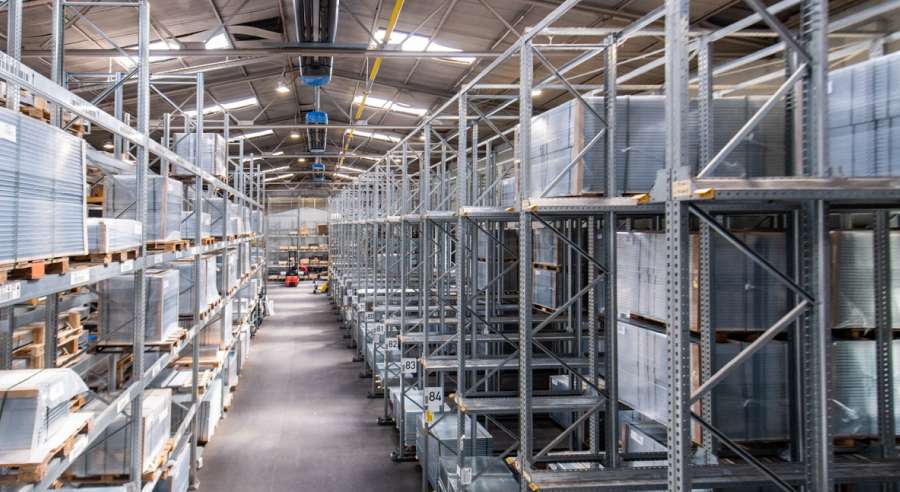 Lager med reoler og gaffeltruck.