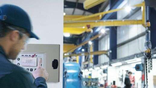 Mies käyttää KÜBLER GmbH:n "R.O.S.S.Y"-ohjausjärjestelmää, jolla optimoidaan hallien lämmitysjärjestelmien ohjaus.