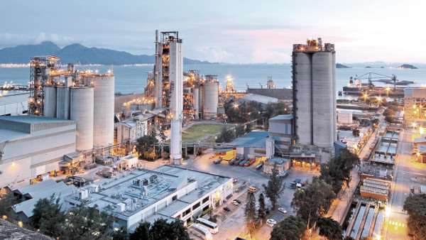 Kraftstasjon i solnedgang