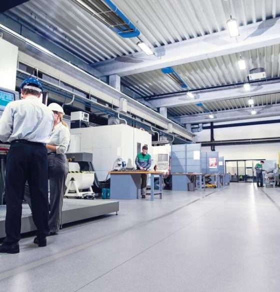 Mitarbeiter in moderner Industrieanlage.