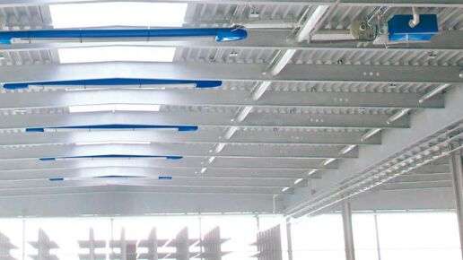 Halle mit blauem OPTIMA plus Infrarotstrahler von KÜBLER mit Sammelabgasführung