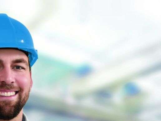 KÜBLER Mitarbeiter mit Schutzhelm repräsentativ für Fachingenieure, die zu KÜBLERs Kunden zählen