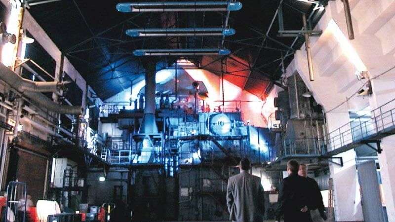 beleuchtete Showbühne im Steampunkstil wird Backstage von OPTIMA plus Geräten von KÜBLER beheizt