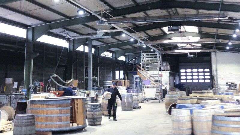 Halle mit Weinfässern