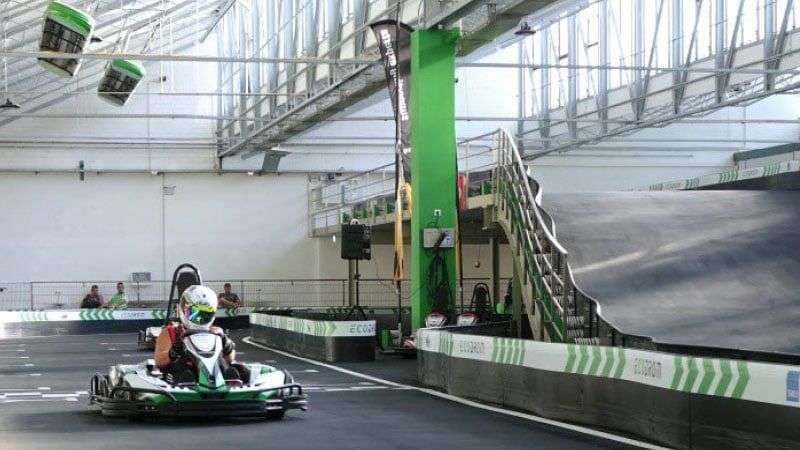 Kartbahn mit grüner Ausstattung und grünen OPTIMA plus Geräten