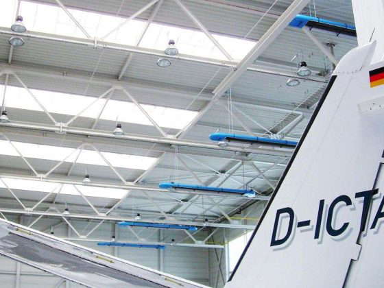 Flugzeughalle beheizt durch OPTIMA plus Hallenheizungen von KÜBLER