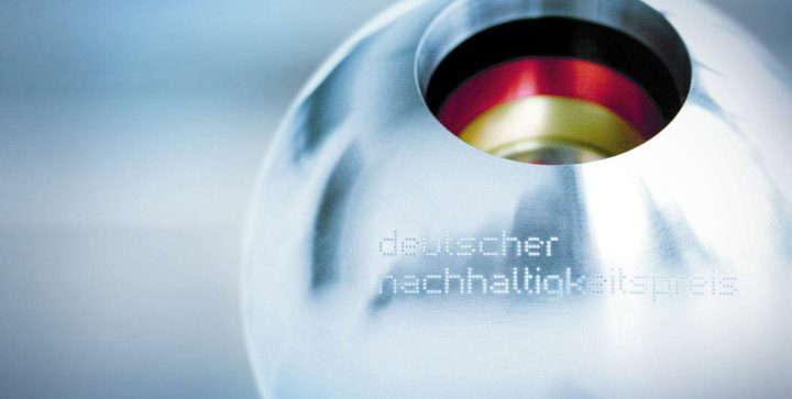 Metallische Kugel mit Gravur "deutscher Nachhaltigkeitspreis".