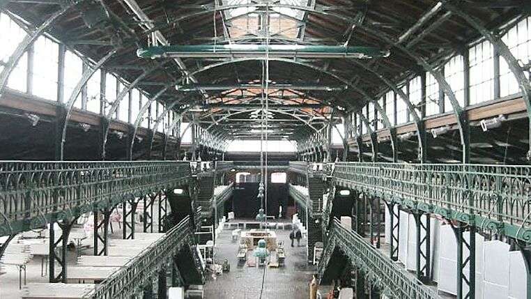 Historische Ausstellungshalle mit farblich passenden OPTIMA plus KÜBLER Hallenheizungen