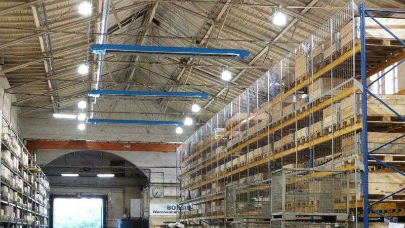 Hochregallager mit offenem Hallentor und blauem OPTIMA plus Hallenheizungssystem