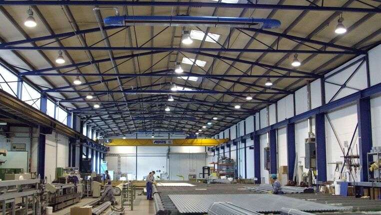 Weitwinkelaufnahme einer Industriehalle von innen