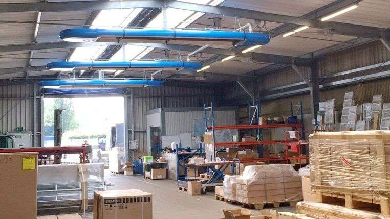 Lagerhalle mit blauen OPTIMA plus Hallenheizungen von KÜBLER