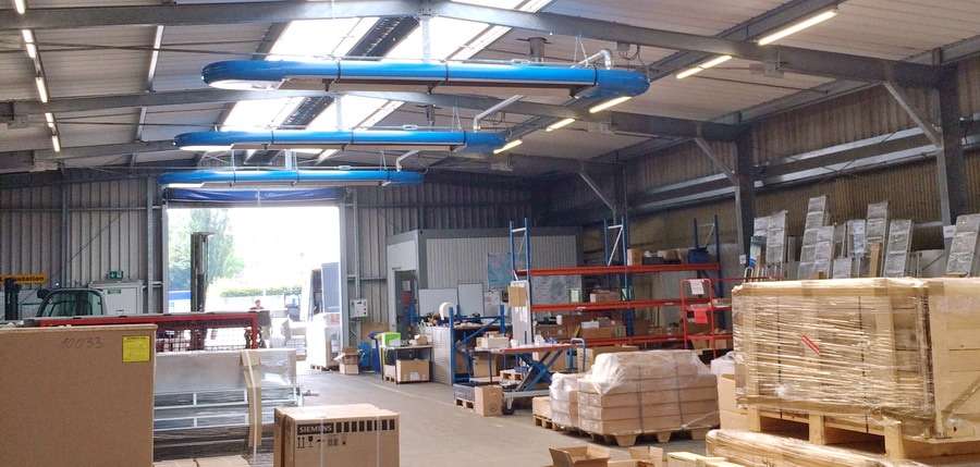 Lagerhalle mit blauen OPTIMA plus Hallenheizungen von KÜBLER