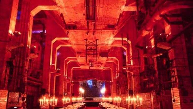 Eventhalle beleuchtet mit Kerzen, sie wird beheizt mit MAXIMA Deckenstrahlern von KÜBLER