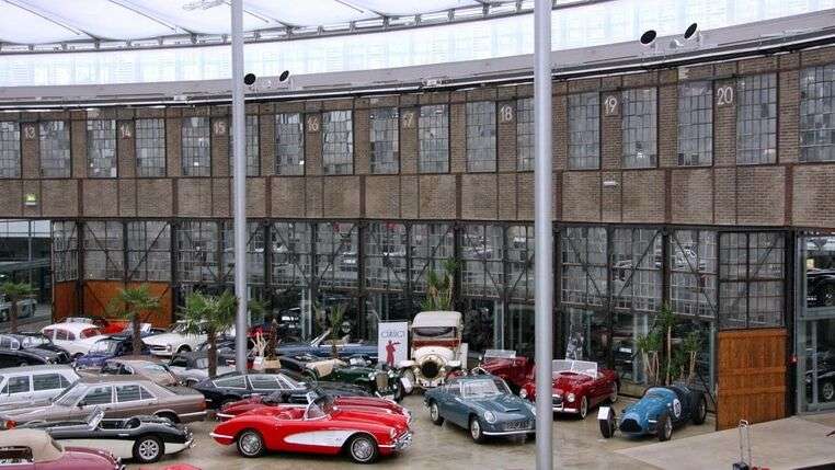 Oldtimer Ausstellung in einer runden, rustikalen Halle